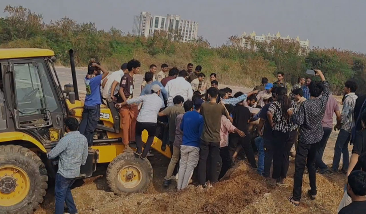 Jcb లను అడ్డుకుంటున్న విద్యార్థులు 